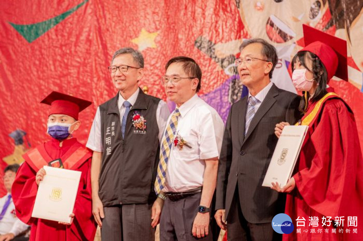 王副市長和學校總校長、副總校長及畢業生於台上合影。