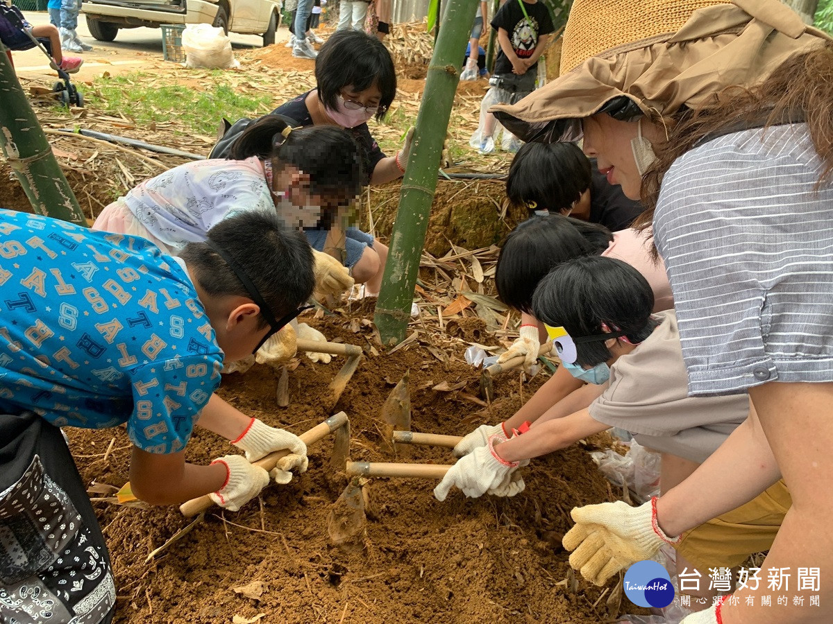 家扶寄養家庭親子共學旅遊　在竹林間化身小農夫 慢活體驗挖筍趣