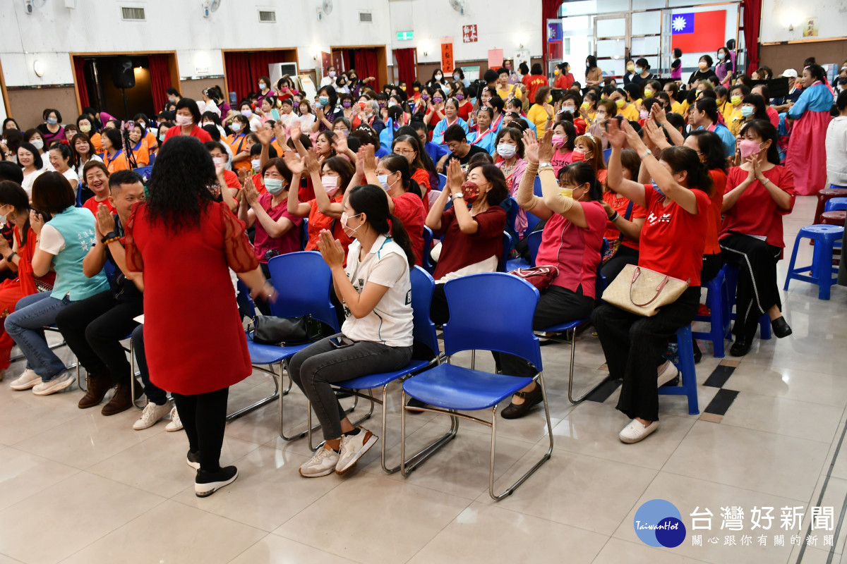 在介壽生活藝文館舉行的第49期婦女藝文研習活動結業典禮氣氛熱烈。圖／彰化市公所提供