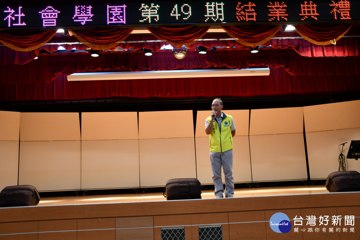 市公所社會課長吳澤生代表林世賢市長主持第49期婦女藝文研習活動結業典禮。圖／彰化市公所提供