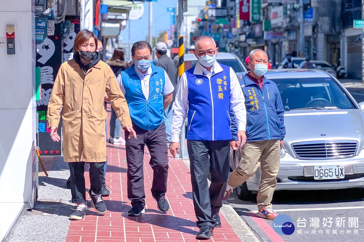 桃園市議員徐玉樹要求擴大1200月票通勤範圍，期盼1728、1820、1821、5350路線也能納入。