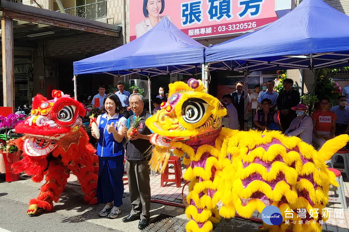 桃園市員張碩芳新服務處喬遷開幕，桃園市政府顧問李紹偉到場祝賀。<br />
