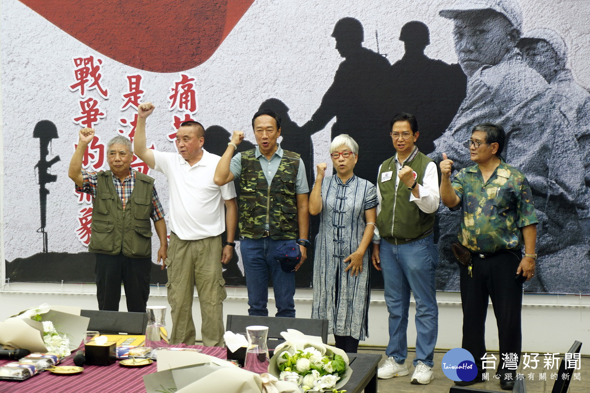 鴻海創辦人郭台銘參訪桃園「異域故事館」大談和平。