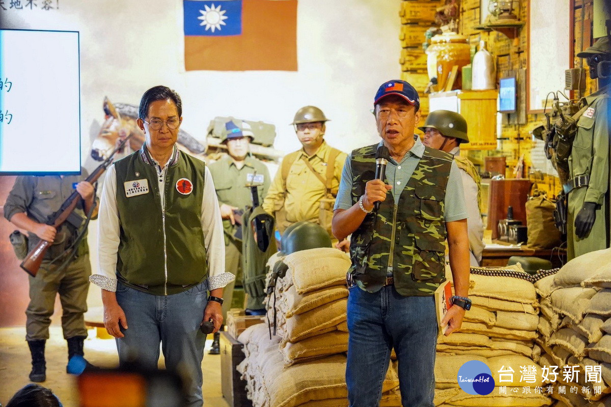 鴻海創辦人郭台銘參訪桃園「異域故事館」，強調和平無價、戰爭無情。