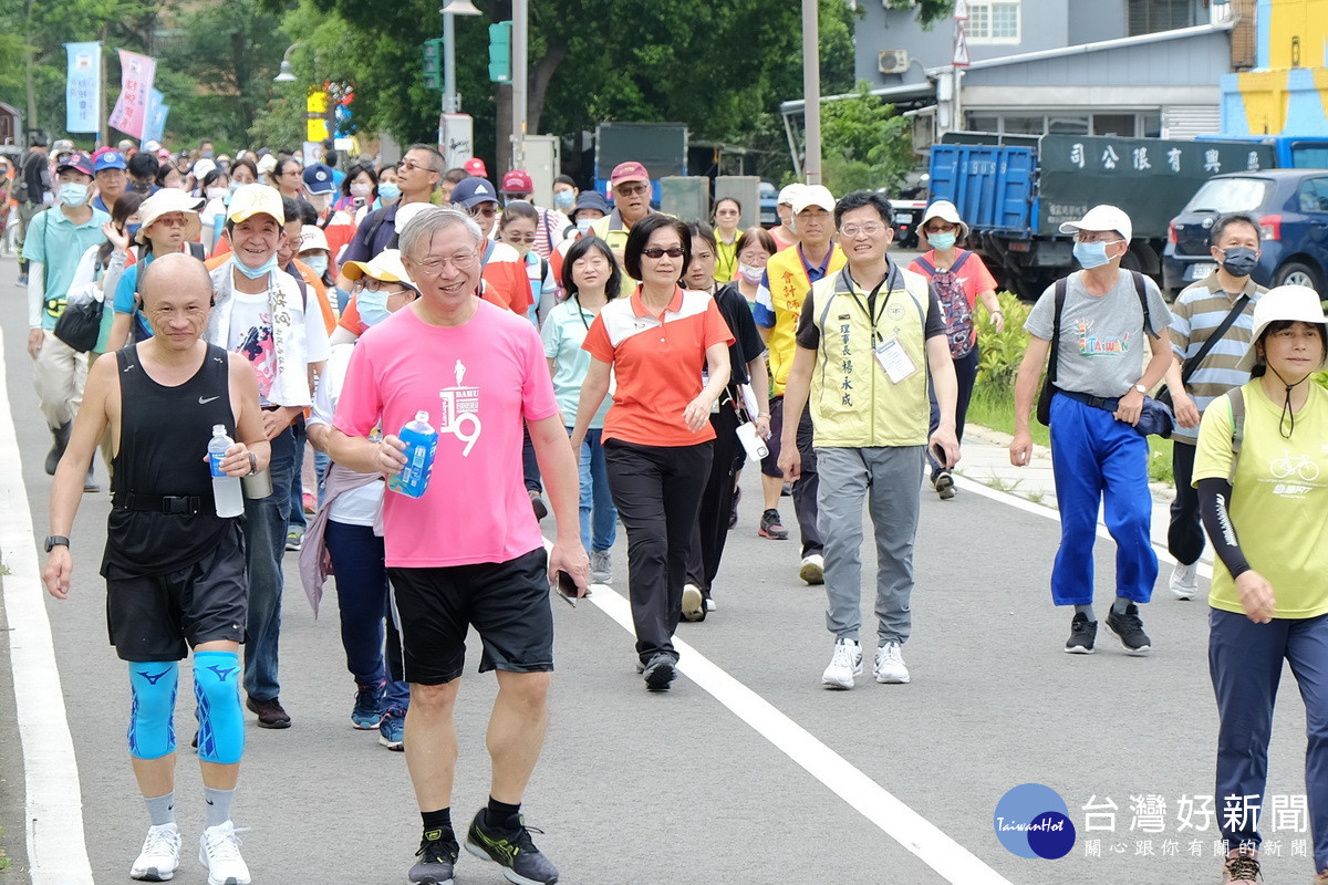 2千多位熱情民眾響應「發票集愛心 幸福體驗營」租稅宣導健走活動。
