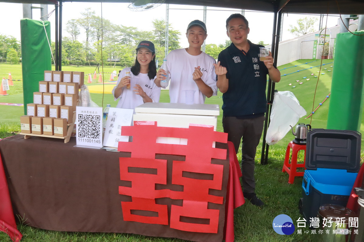 陳建中茶攤貼出大喜字，陳鄉長特予恭喜新人祝福。（記者扶小萍攝）