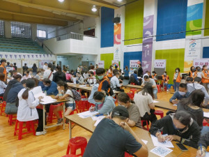 ▲高市勞工局與加工區管理處在楠梓科技產業園區莊敬堂合作舉辦「創薪起飛、魅力高雄」現場徵才活動。（圖／記者 許高祥 翻攝）