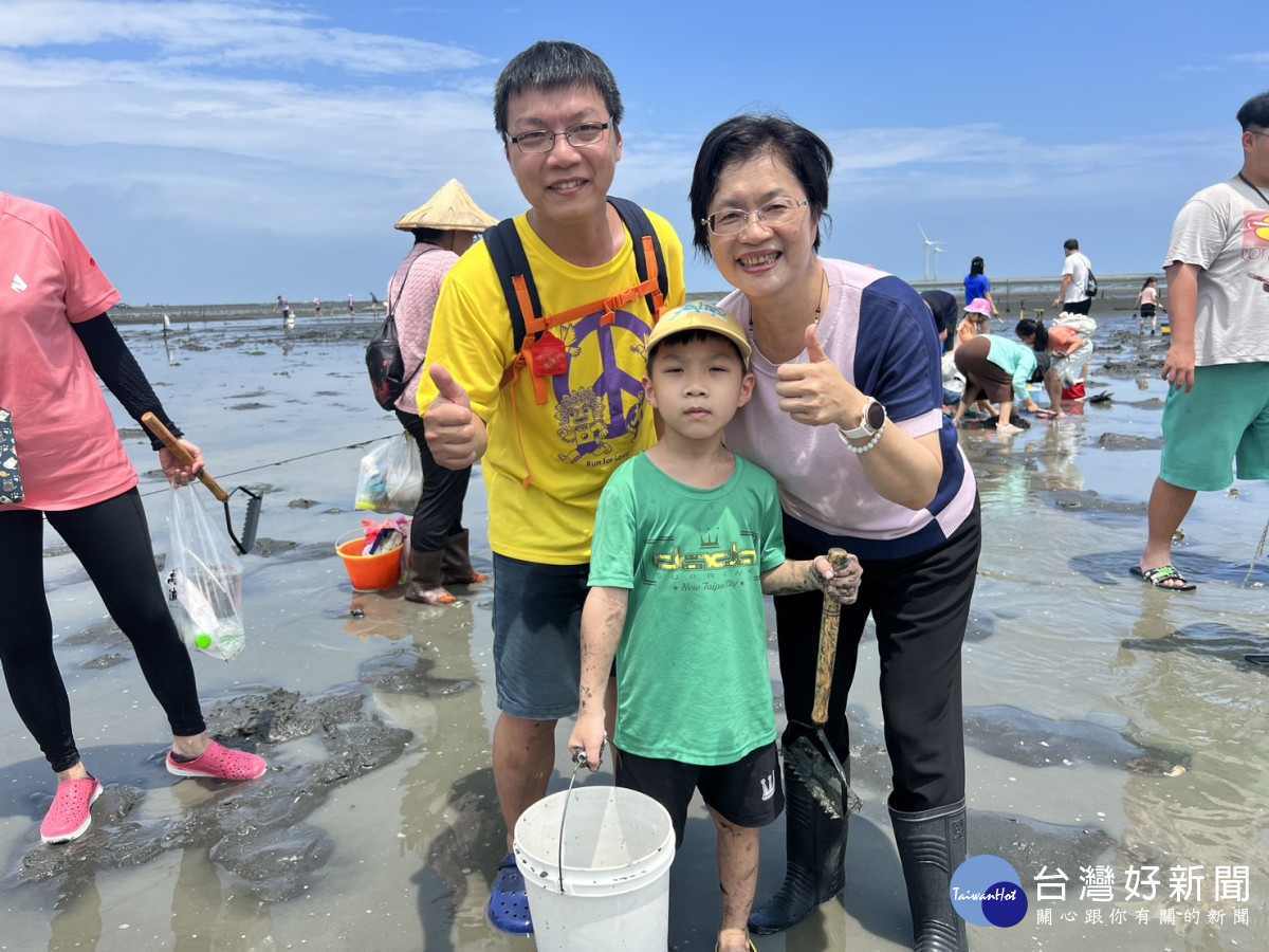 「彰化寶貝文蛤節暨海陸雙寶(漢寶.福寶)產業活動」，彰化縣長王惠美與鄉親一起採收文蛤。圖彰化縣政府提供