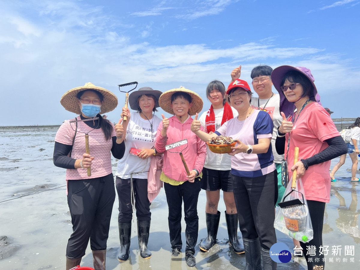 「彰化寶貝文蛤節暨海陸雙寶產業活動」，彰化縣長王惠美與鄉親一起採收文蛤。圖彰化縣政府提供
