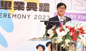 ▲陳其邁出席中山大學畢業典禮，勉勵學子無止盡跨領域學習。（圖／記者 許高祥 翻攝）