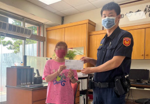 豐城所員警賴建宇熱心助民。（草屯分局提供）