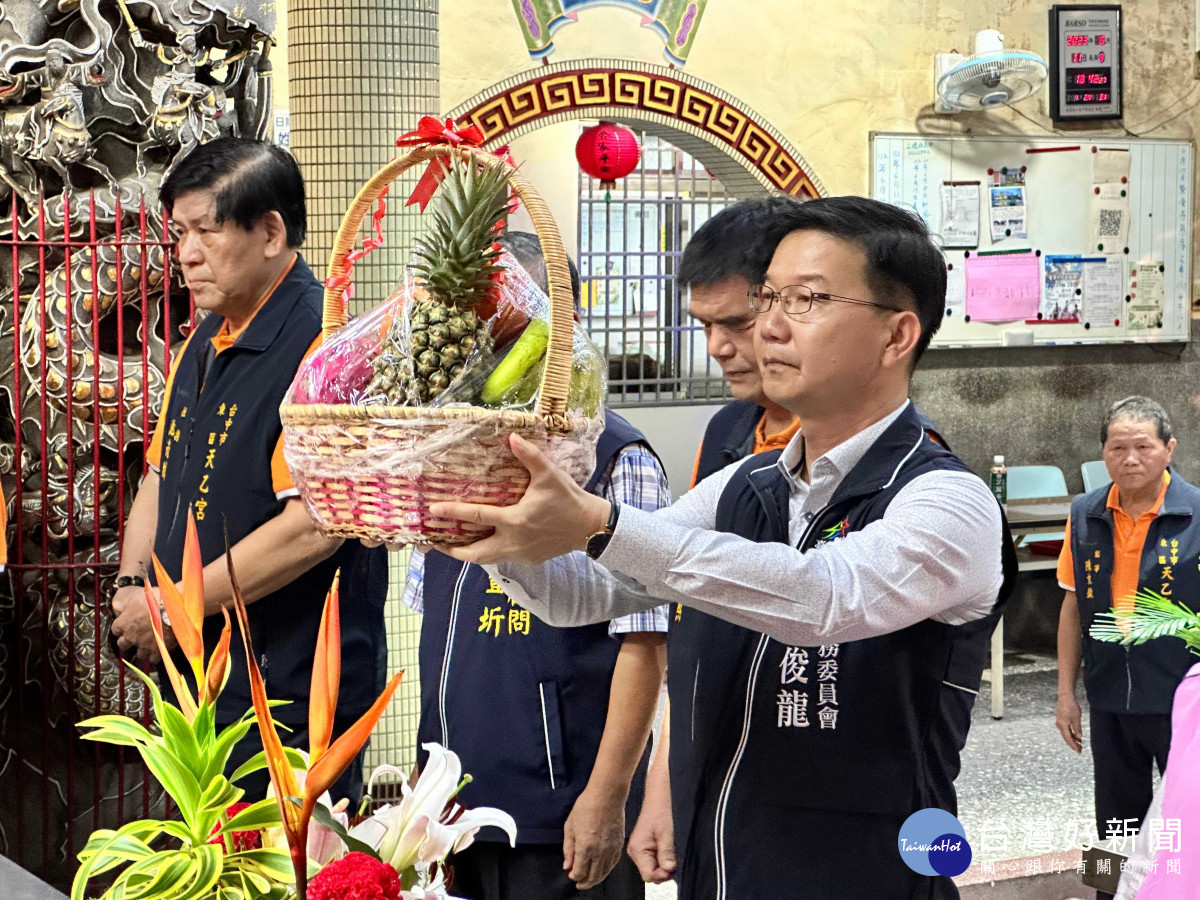 江主委代表盧市長向五穀爺獻禮。