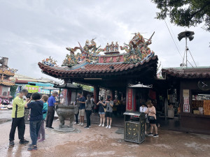 竹山紫南宮香火鼎盛，這學期補助全縣國中小學童學雜費。（記者扶小萍攝）