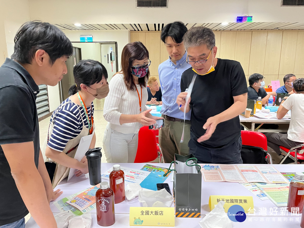 台電出動用電服務專員「桌邊服務」，針對不同用戶的用電疑難雜症提出建議及解方。