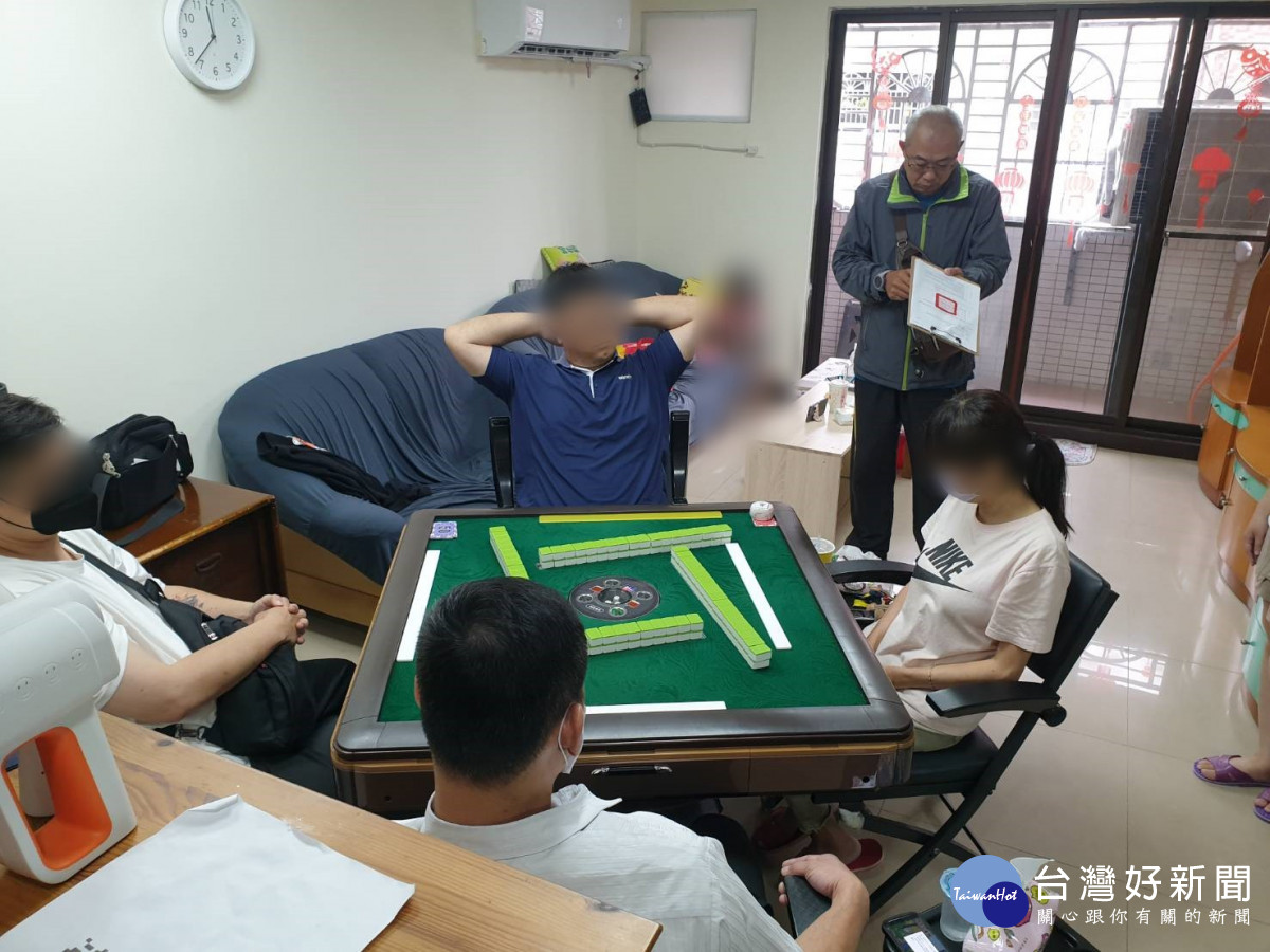 社區大樓藏賭場，中壢警方破獲家庭麻將賭場逮11賭客。<br />
<br />
