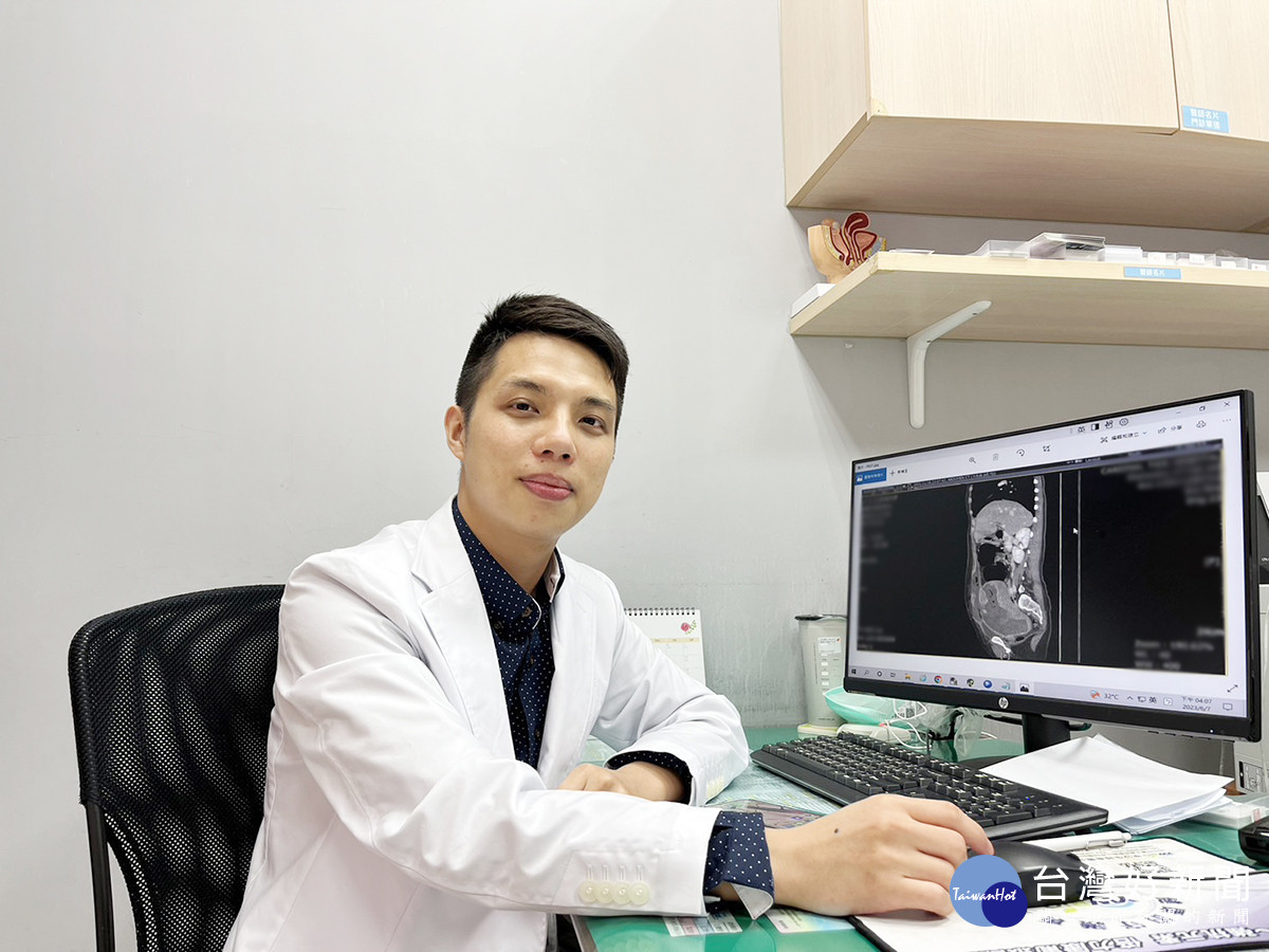中港澄清醫院婦產科醫師黃兆麒說明幫子宮肌瘤過大撐破子宮患者搶救的驚險過程。中港澄清提供