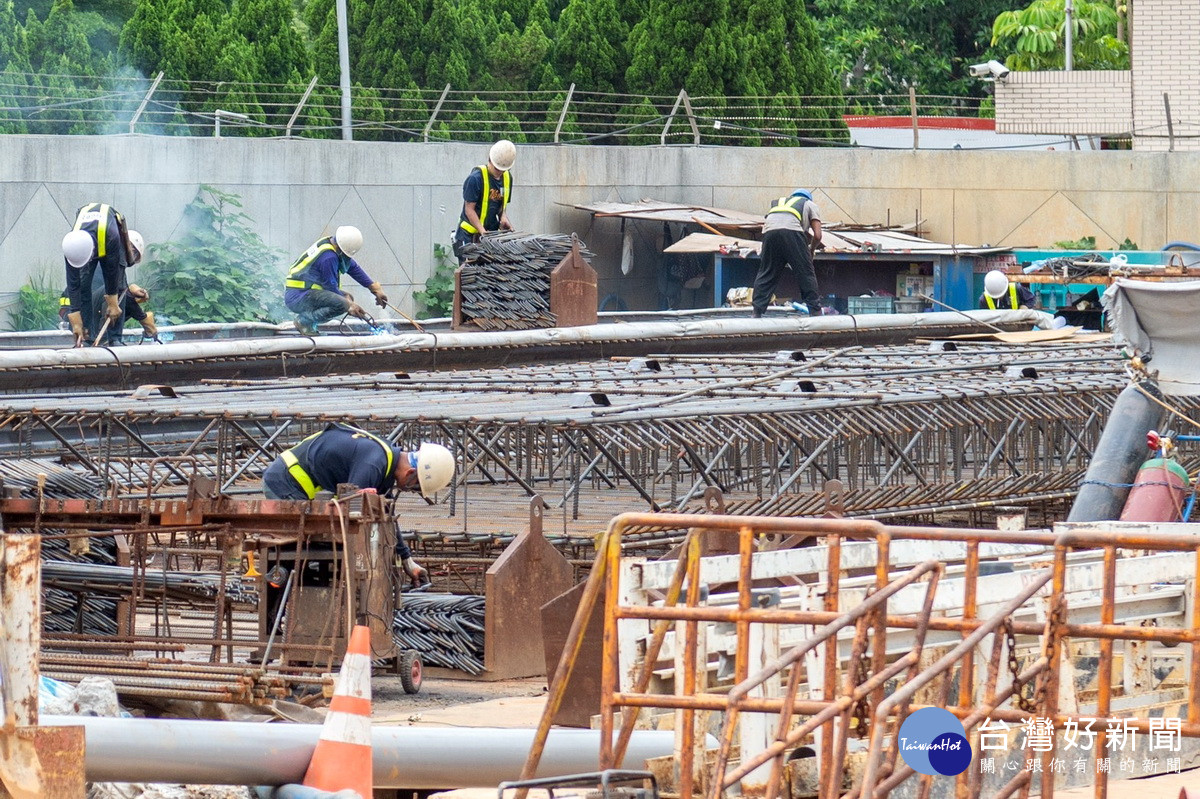 桃園市副市長王明鉅視察「桃園區介壽路自來水管線臨遷工程」。