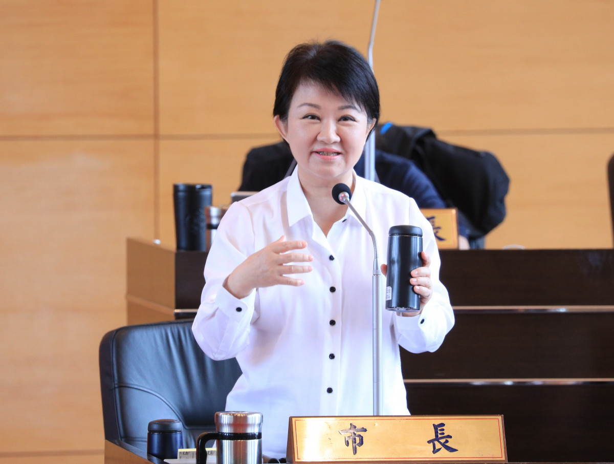 台中市長盧秀燕澄清喝可樂是偶爾犒賞自己，平時她其實都喝開水。曾雪蒨攝