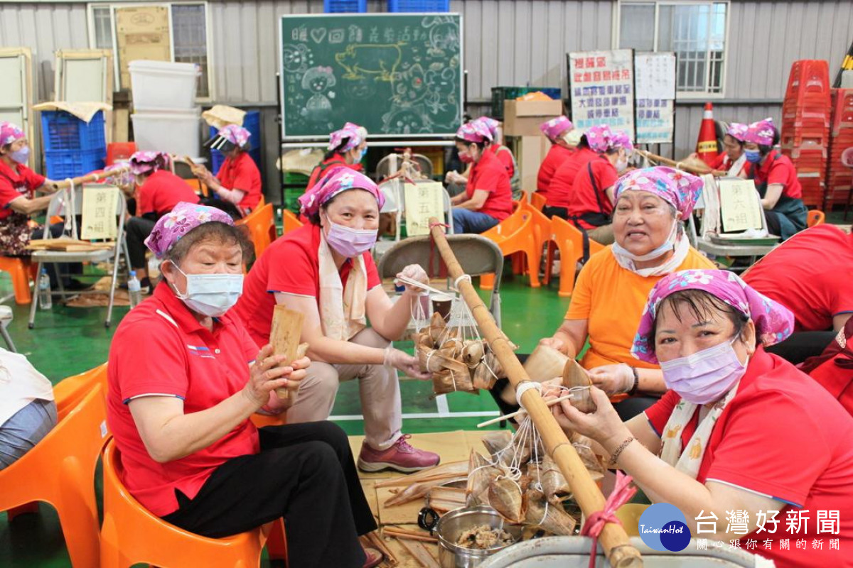 中壢溫媽媽愛家服務隊包1200顆粽子分送給南桃園近百戶的扶助家庭。