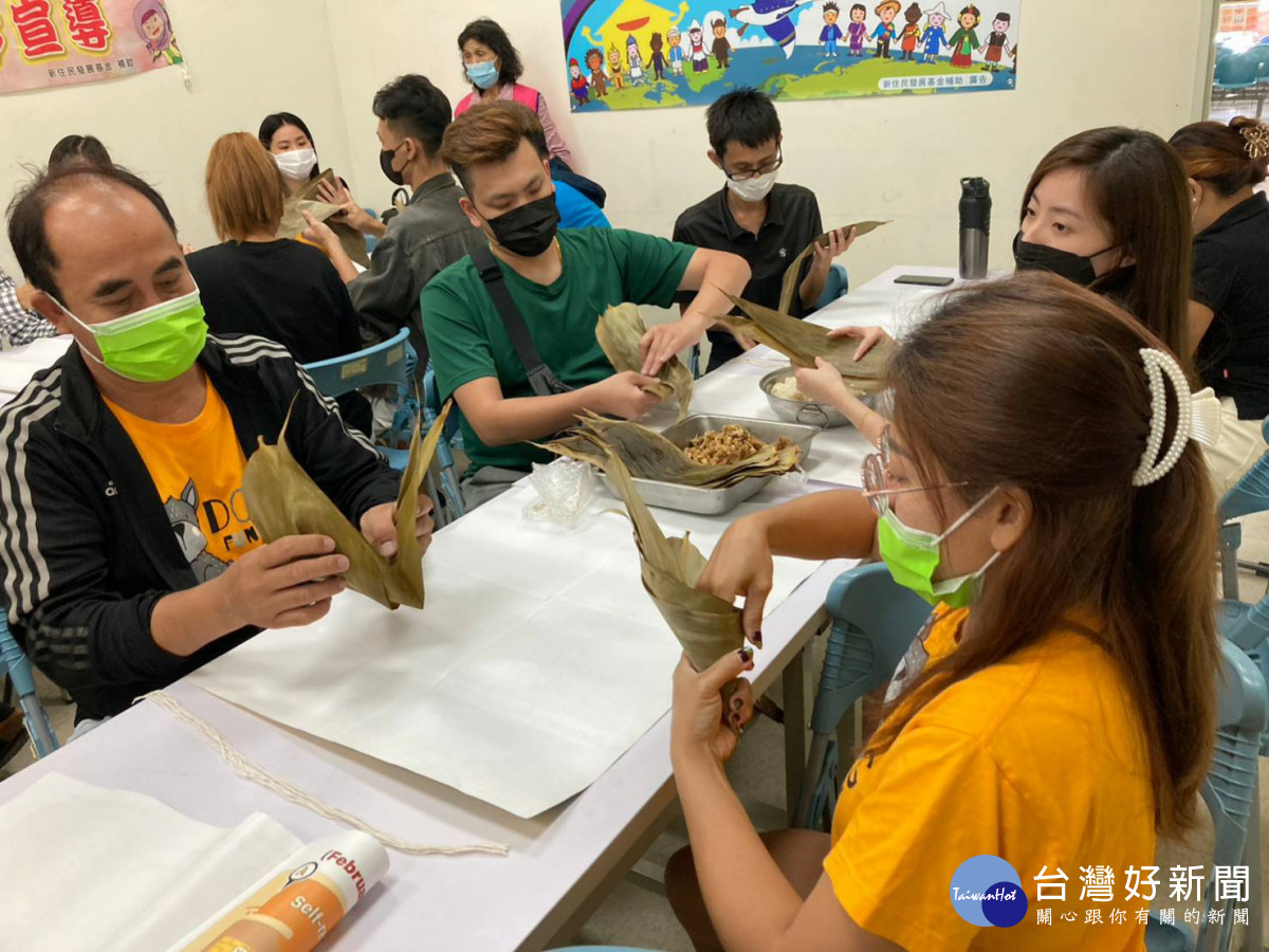 新住民夫婦體驗包粽子。