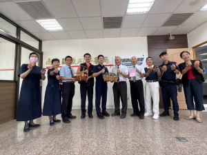 草屯洪分局長代表接受慈濟志工的祝福。（慈濟草屯聯絡處提供）