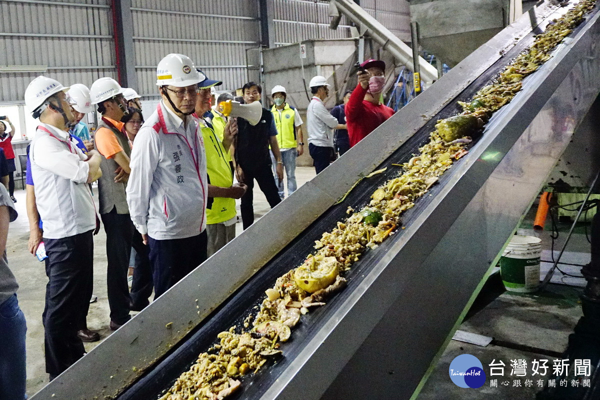 桃園市長張善政訪視泓橋環保科技公司，親自查看運用快速醱酵方式處理廚餘的過程。