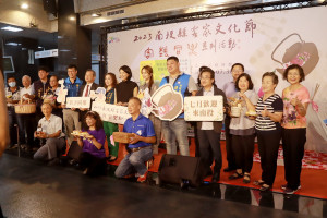 許縣長王副縣長與來賓一同邀請全國民眾來參與客家文化節活動。（記者扶小萍攝）