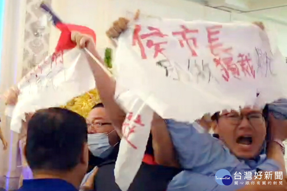 國民黨總統參選人侯友宜受邀出席「黃埔建校99週年」活動時，遭民眾持白布條抗議。