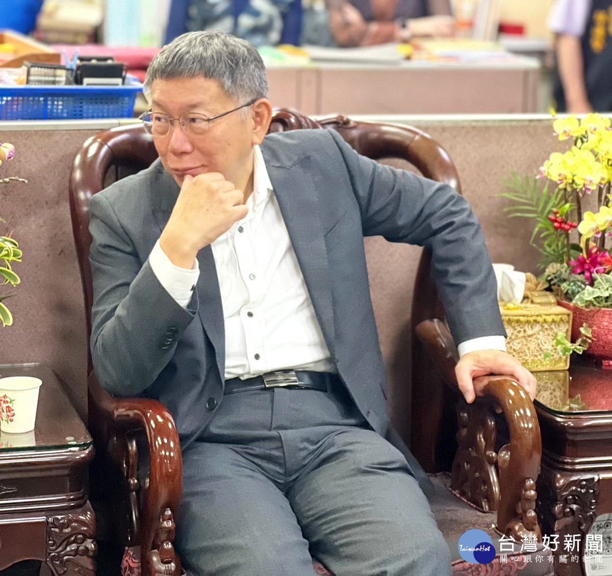 民眾黨總統參選人、黨主席柯文哲受五福宮主委陳宗賢邀請坐「總統位」。