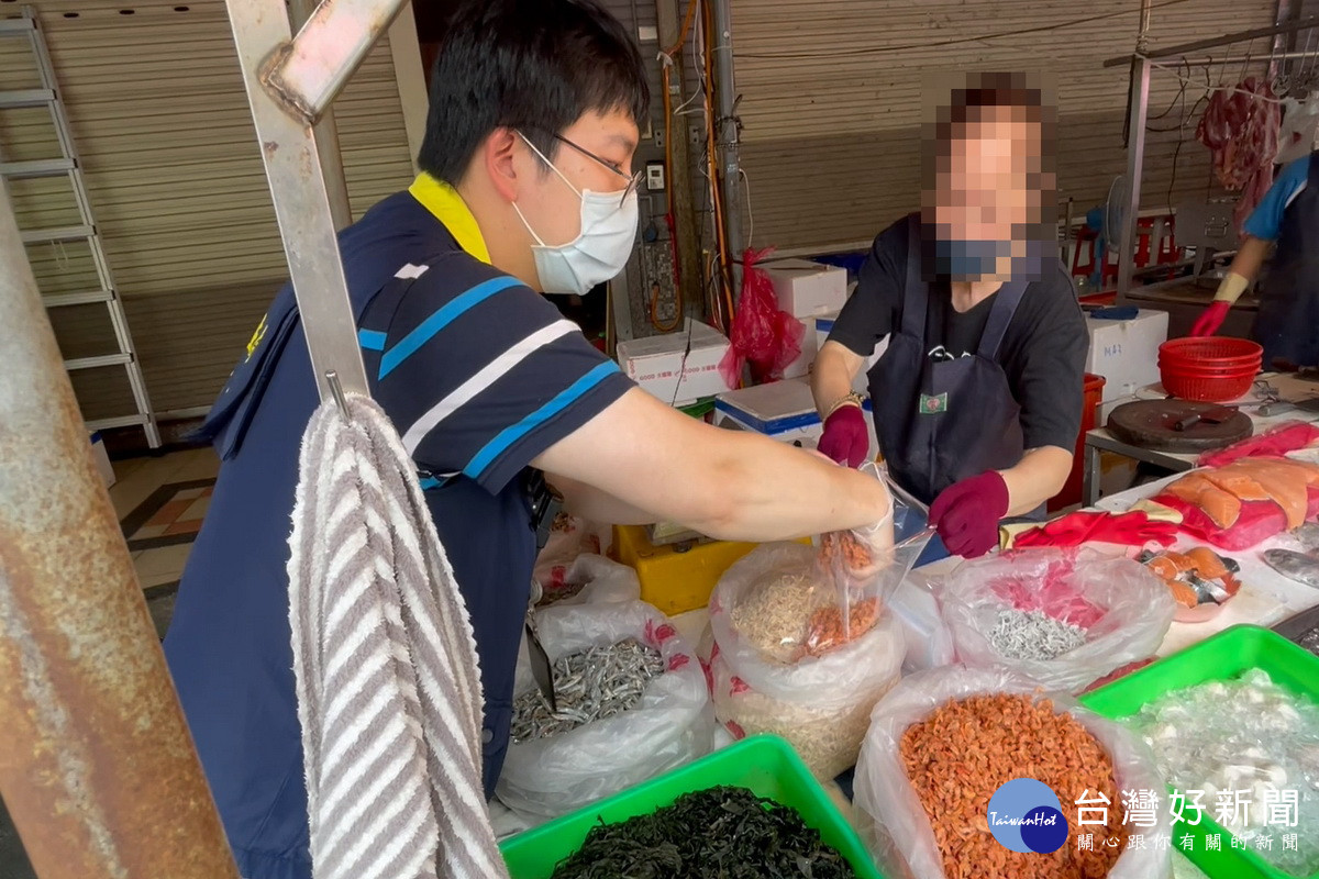桃園市政府衛生局人員至販售場所抽驗蝦米。