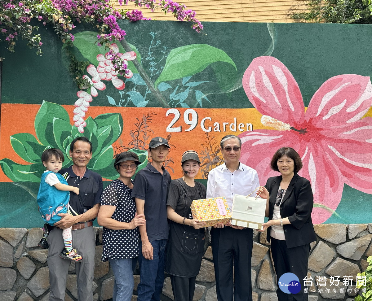 鐘署長等致贈禮品予葉婷婷一家。（移民署南投站提供）