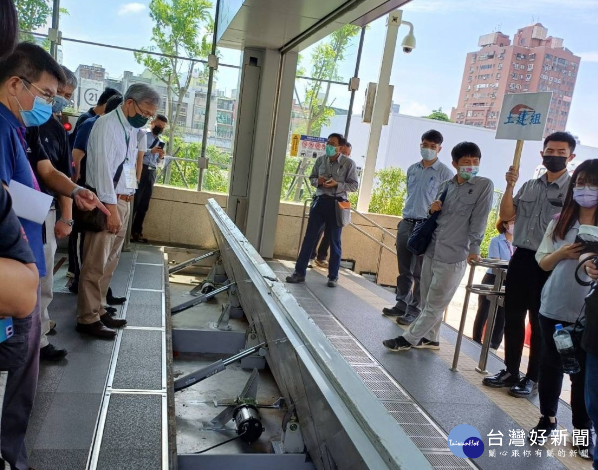 桃園機場捷運線A22老街溪站，通過交通部初勘委員確認達通車營運準備後，派員進行履勘。<br />
<br />
