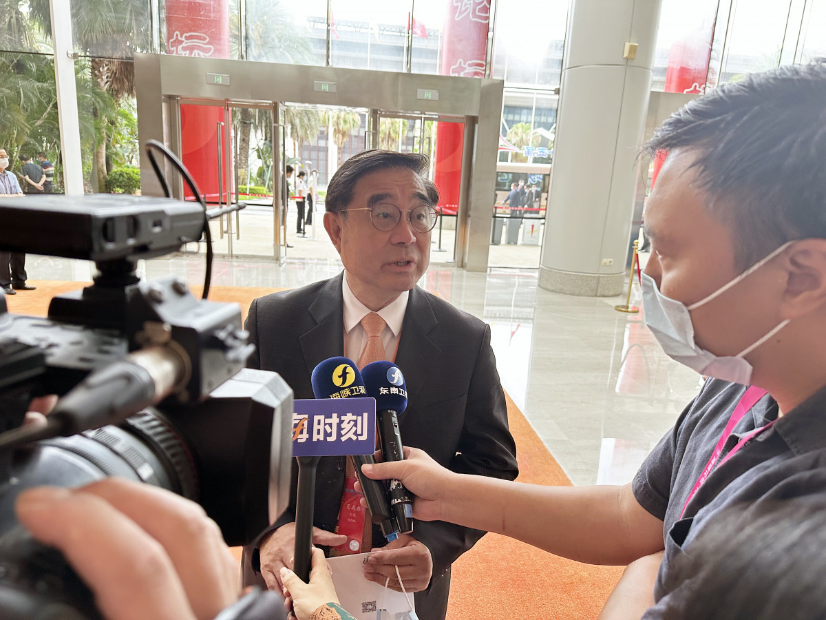 新黨主席吳成典強調，兩岸溝通盼望大陸方面以「柔」和「讓」二字來回應台灣民心