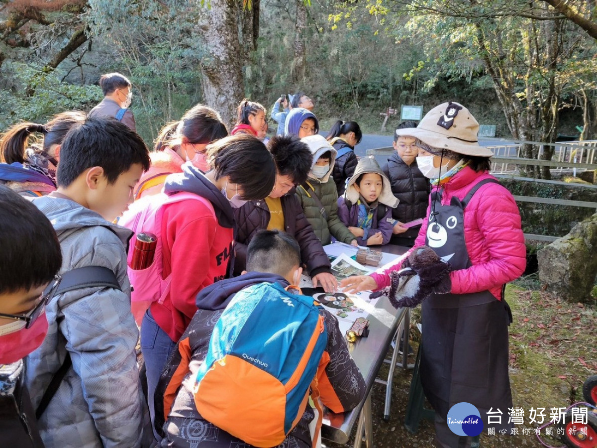 塔塔加大鐵杉黑熊駐點解說（圖片/玉管處提供）