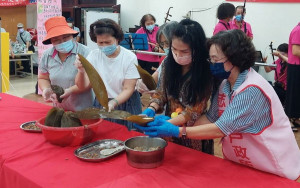 ▲楠梓戶政攜手NGO團體高雄市生命樹國際關懷協會與惠楠里辦公處合作辦理「多元粽香慶端午」活動。（圖／記者 許高祥 翻攝）