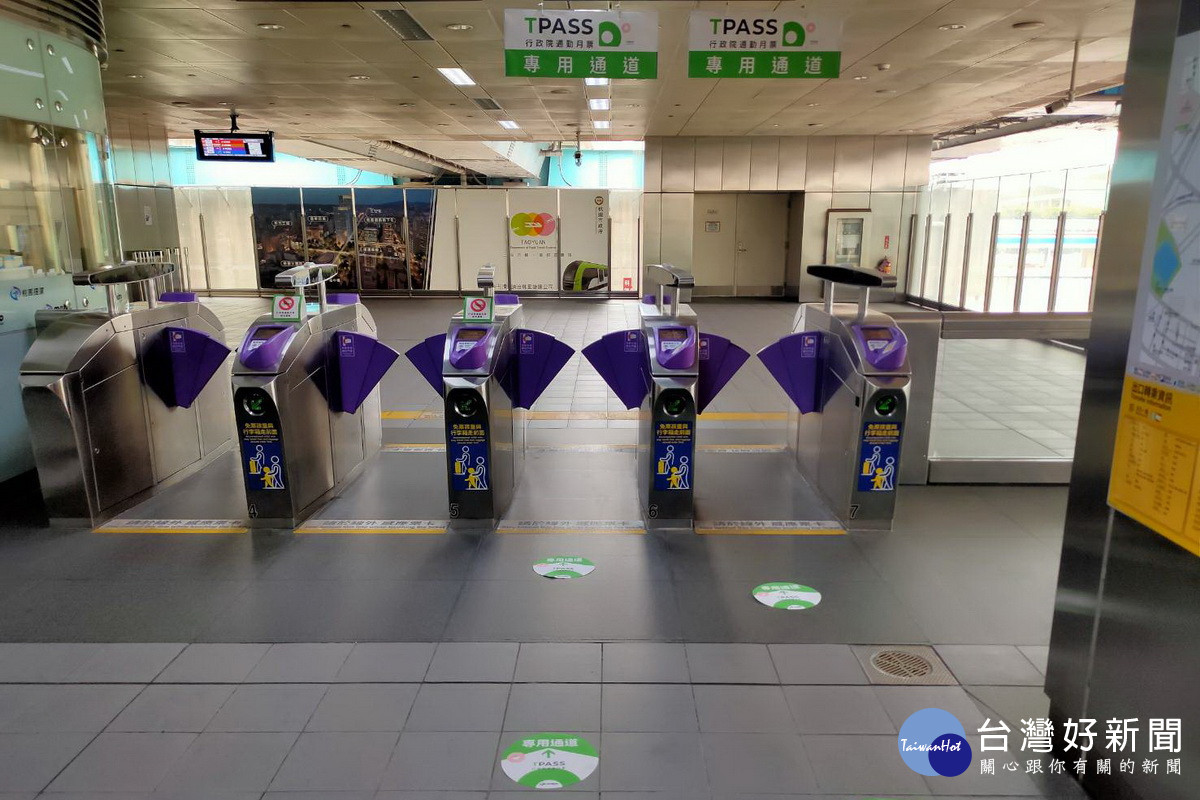 桃園機場捷運線21處車站增闢1200月票專用通道享受優惠。
