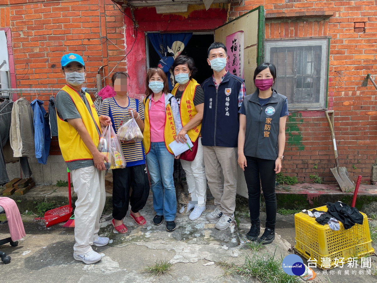 楊梅警分局舉辦愛心活動，送上粽子和紓困金。