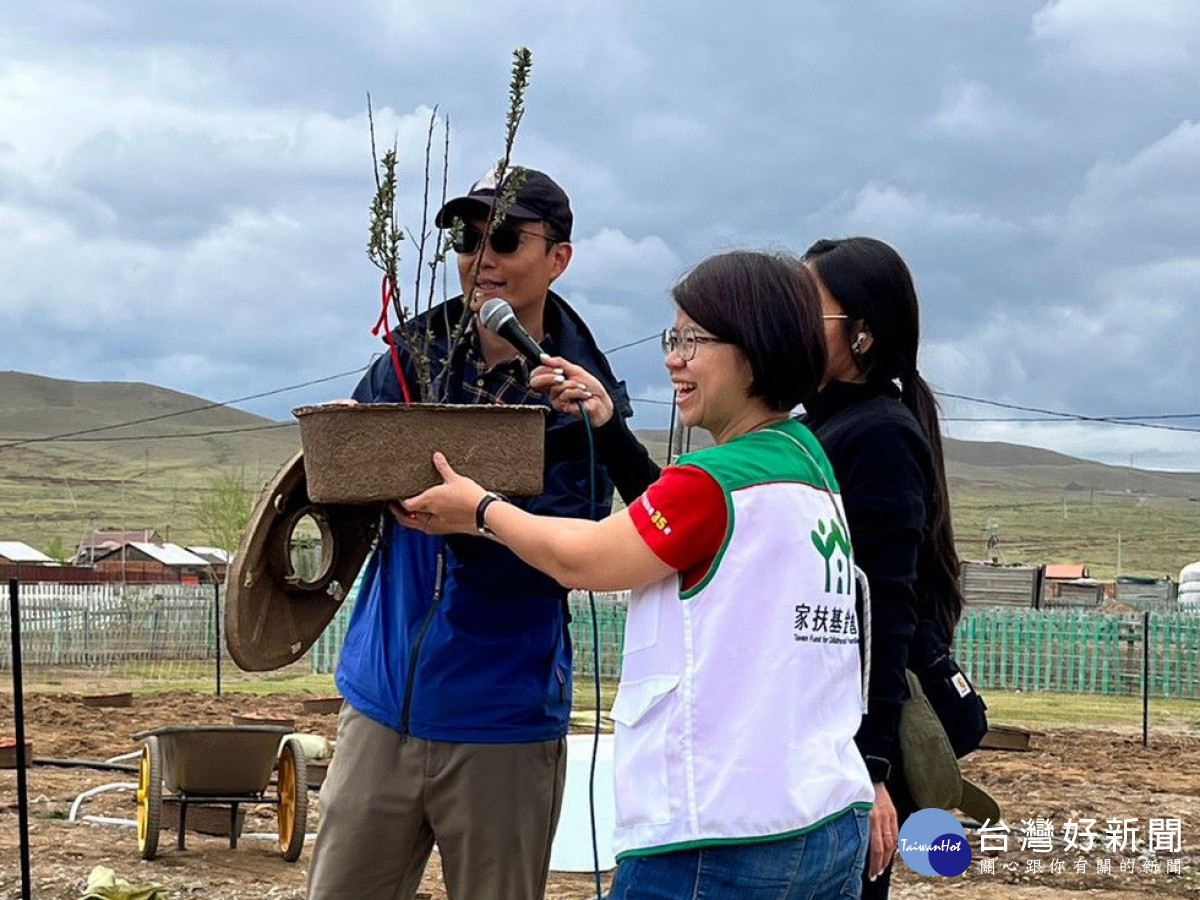 慈心基金會與蒙古家扶中心夥伴，在家扶村使用水寶盆種樹