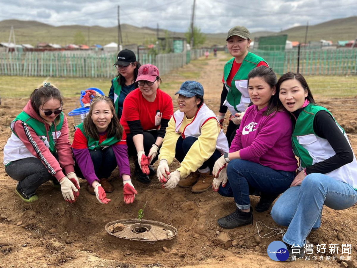 蒙古家扶村住民共同參與種樹行動，療癒身心