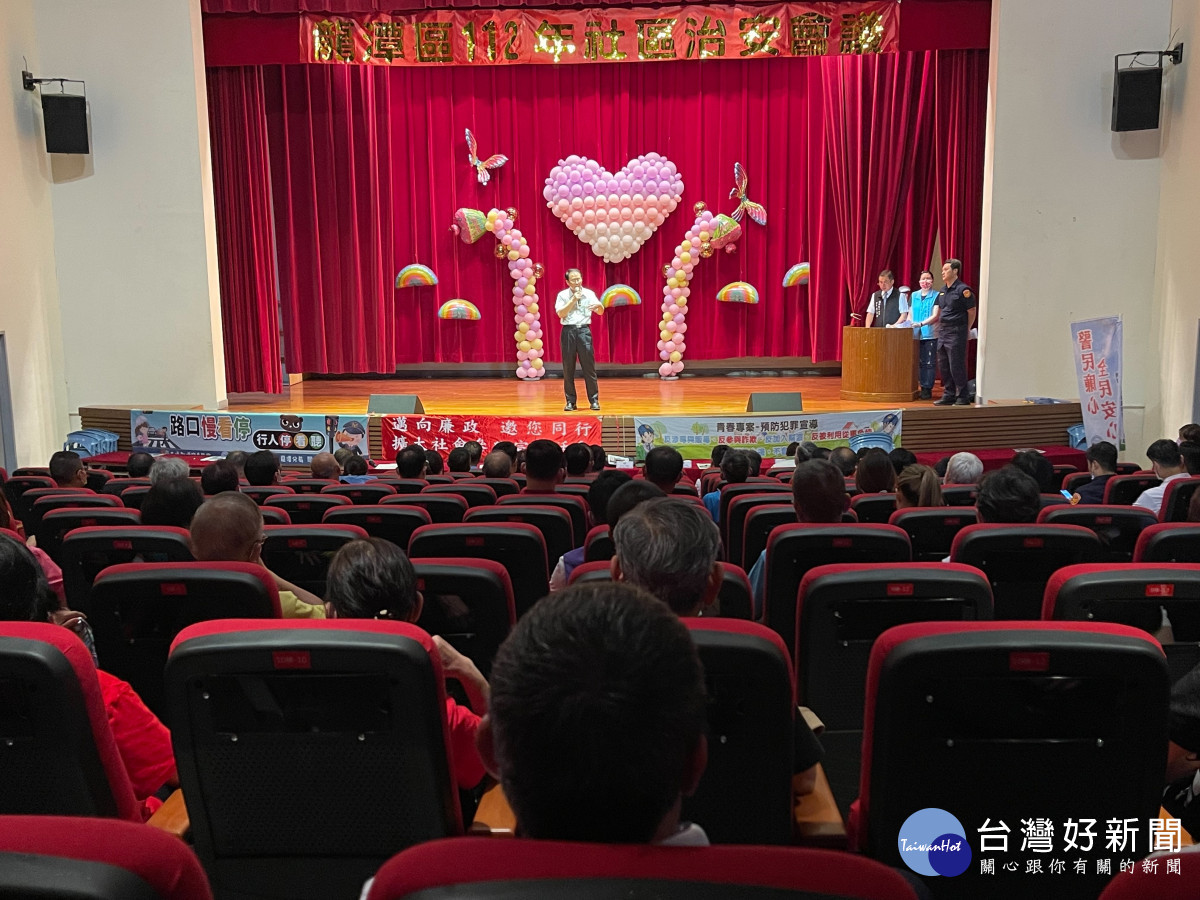 龍潭分局辦理社區治安會議宣導防詐及交通安全。