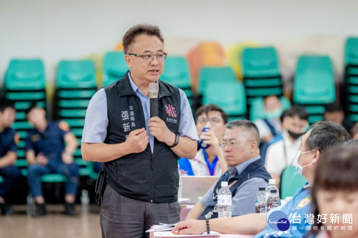 市府交通局長張新福回應龜山區在地里長的提問。
