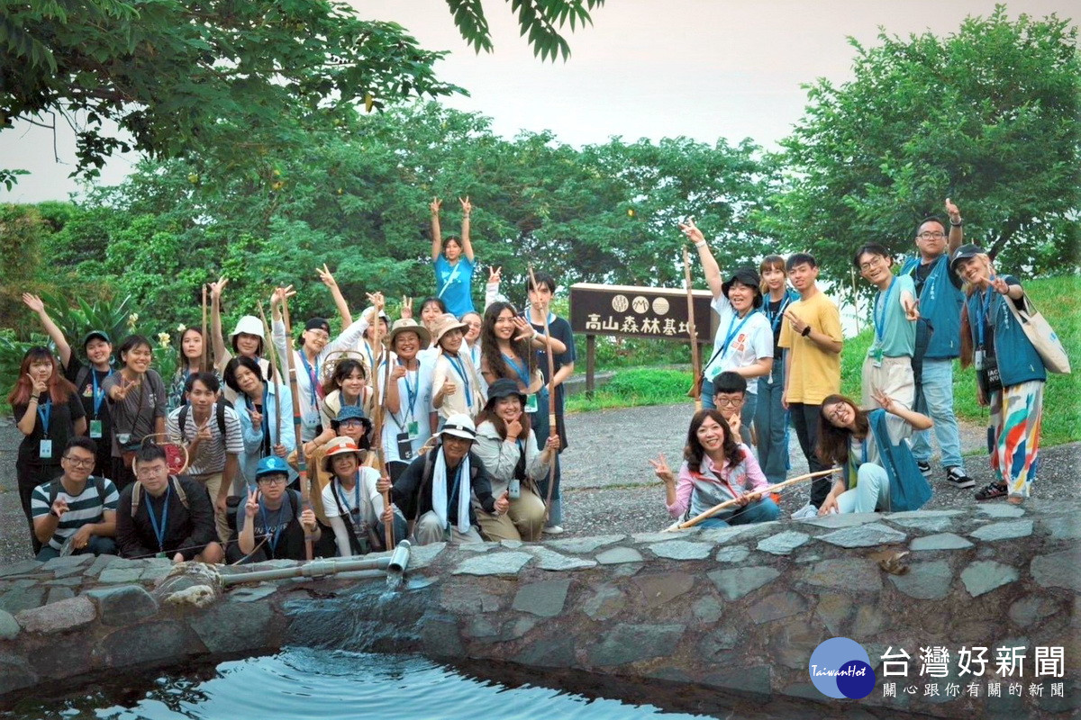 桃市青年局「歌謠環島」在花蓮高山森林基地學員與民眾大合照。