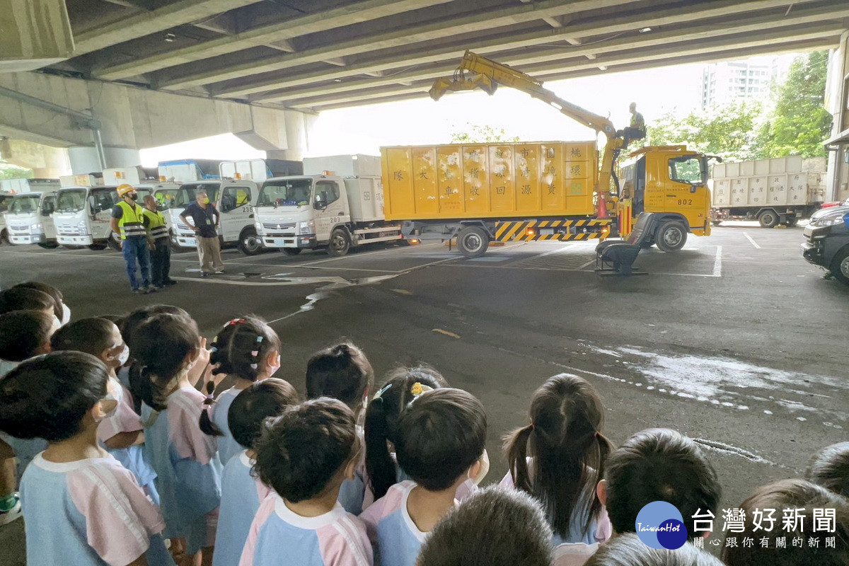 桃園市私立大業幼兒園師生參訪桃園市政府環境清潔稽查大隊桃園區中隊。