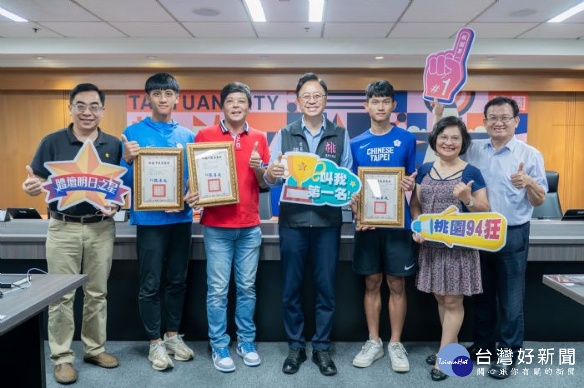 張市長表揚參與第5屆亞洲青少年U18田徑錦標賽奪牌選手及教練。<br /><br />
