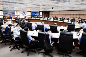▲高市府向與會的大學校長提出高市產業淨零大聯盟，並提出成立「高雄淨零學院」。（圖／記者 許高祥 翻攝）