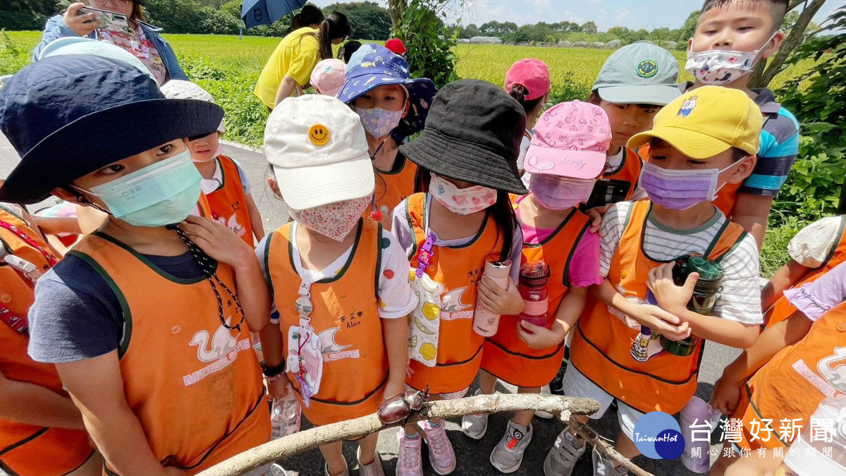 彰化鵝媽媽幼兒園小朋友了解甲蟲生態。圖／明道大學提供