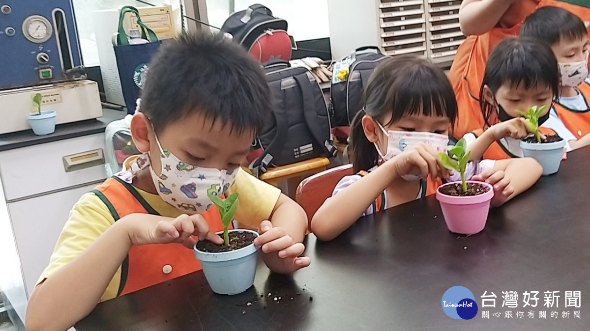 小朋友學習皇宮菜組合盆栽。圖／明道大學提供
