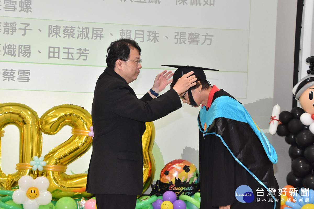 台灣基督長老教會松年大學總校校長阮介民牧師為畢業生撥穗。