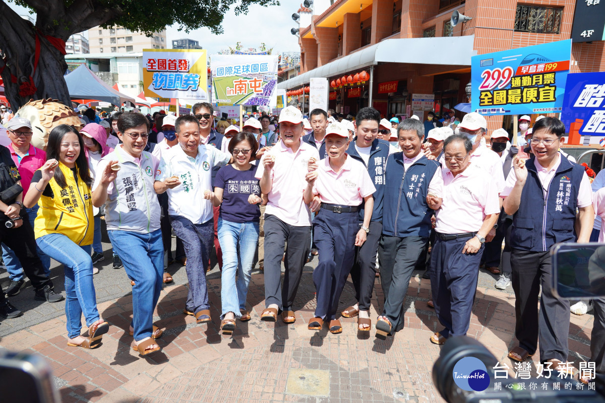 千人踩街遊南屯老街！　中市「穿木屐躦鯪鯉」端午慶典登場