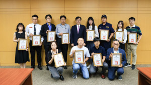 ▲陳其邁表揚12名模範公務人員。（圖／記者 許高祥 翻攝）